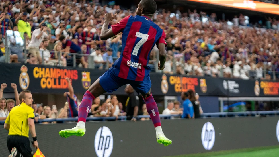 Barcelonas anfallare Ousmane Dembélé firar sitt mål mot Real Madrid.