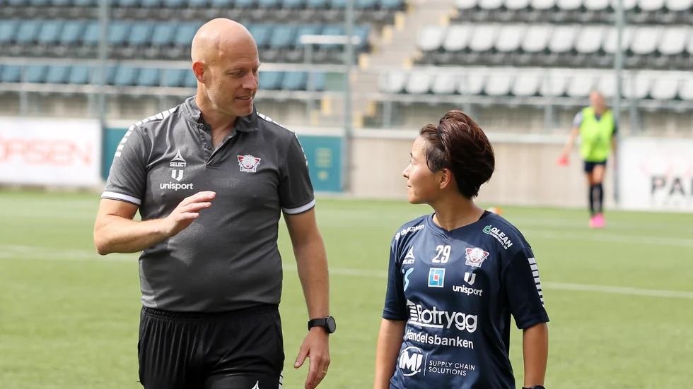 Anders Jacobson och Yuka Momiki under en träning från i höstas. Momiki spelar numer i Leicester och den förre LFC-tränaren är klar för BK Häcken. 