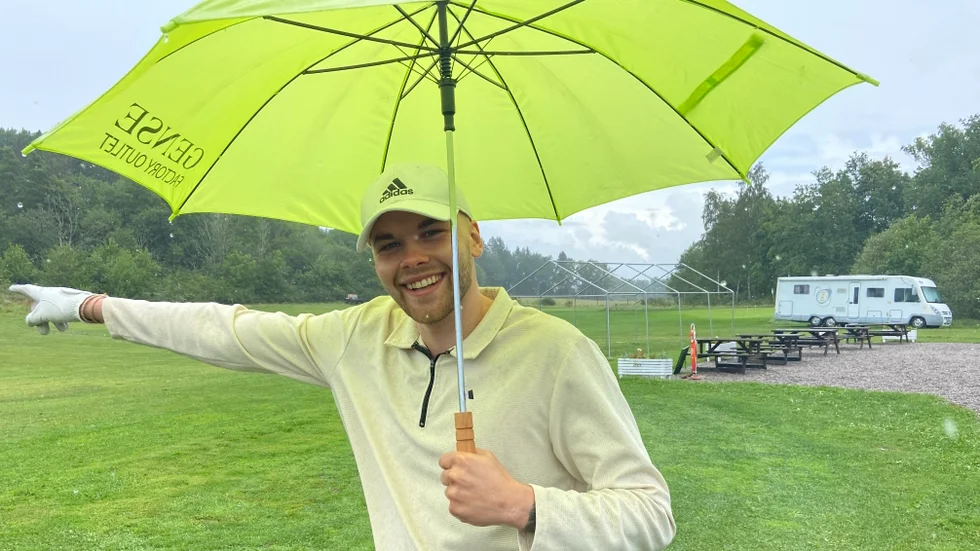  "Ställer upp för laget". Adam Nilsson är bättre på innebandy än på golf men hade kul ändå i ruskvädret i Fogdö.