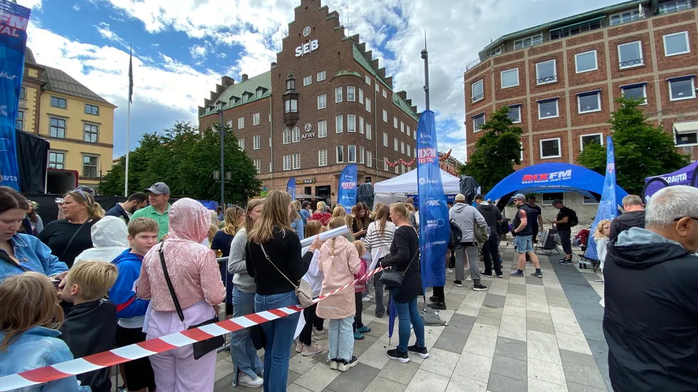 Kön ringlade sig lång till signeringstältet vid 15-tiden.