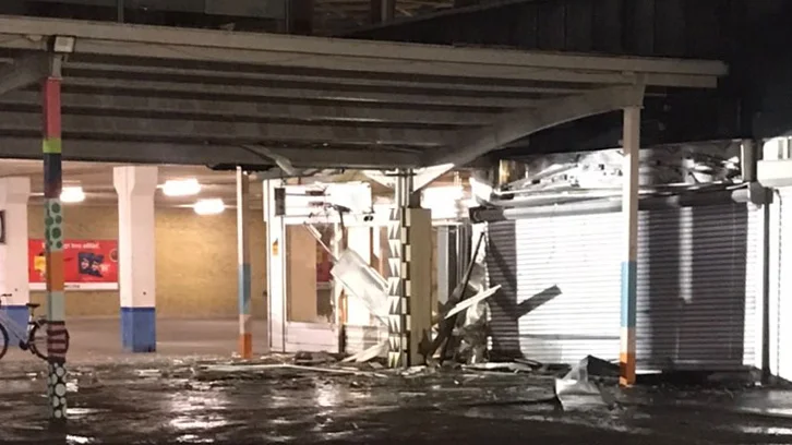 En explosion utanför en restaurang i Skäggetorp inträffade natten mot måndag.