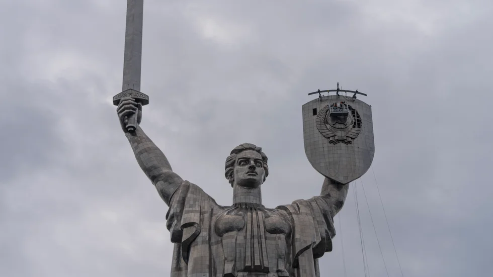 Arbetet är igång med att ersätta Sovjetsymbolen på det 102 meter höga Moderslandsmonumentet i Kiev med den ukrainska treudden.