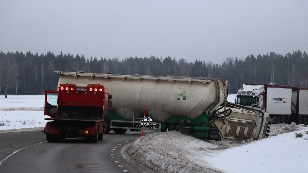 Lastbilen välte i samband med olyckan.