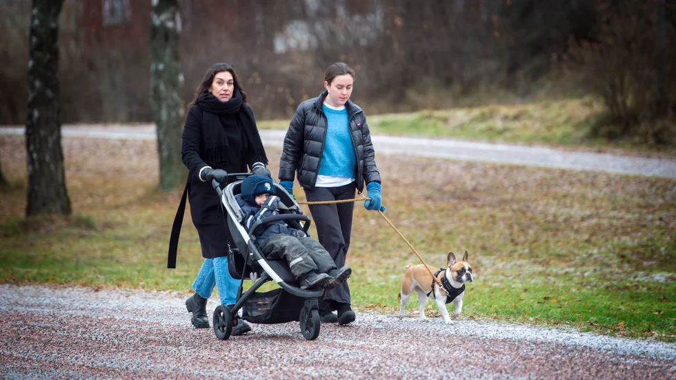 
Anna Claesson har bott här med sin familj i flera år och ofta reagerat över att barn hamnar i farliga situationer när de rör sig längs vägen. Här med sonen Pelle i barnvagnen, dottern Agnes och hunden Kerstin.