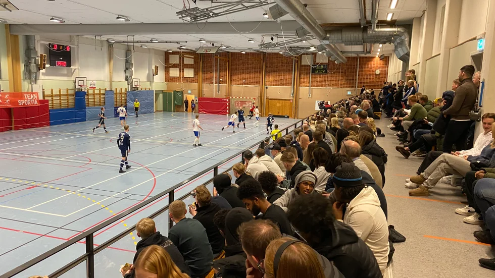 Förfesten Kristberg cup i Borensberg är över. Väldigt roligt på läktaren, tyckte krönikören. En bra start på året blir nu klassikern Boren cup i Motala sporthall. Där också snacket utanför planen nästan lockar mer än själva turneringen.