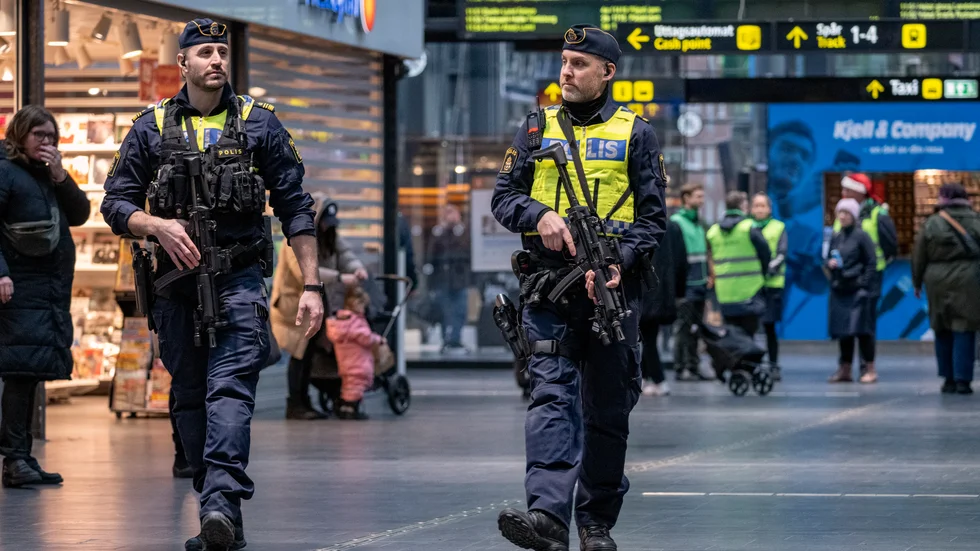 Polis med vapen av typen MP5 patrullerar vid Malmö central på tredje advent. Polisen i Region Syd har med anledning av det förhöjda terrorhotet beslutat att poliser som är i yttre tjänst ska vara utrustade med förstärkningsvapen då de patrullerar i områden med större folksamlingar. 
