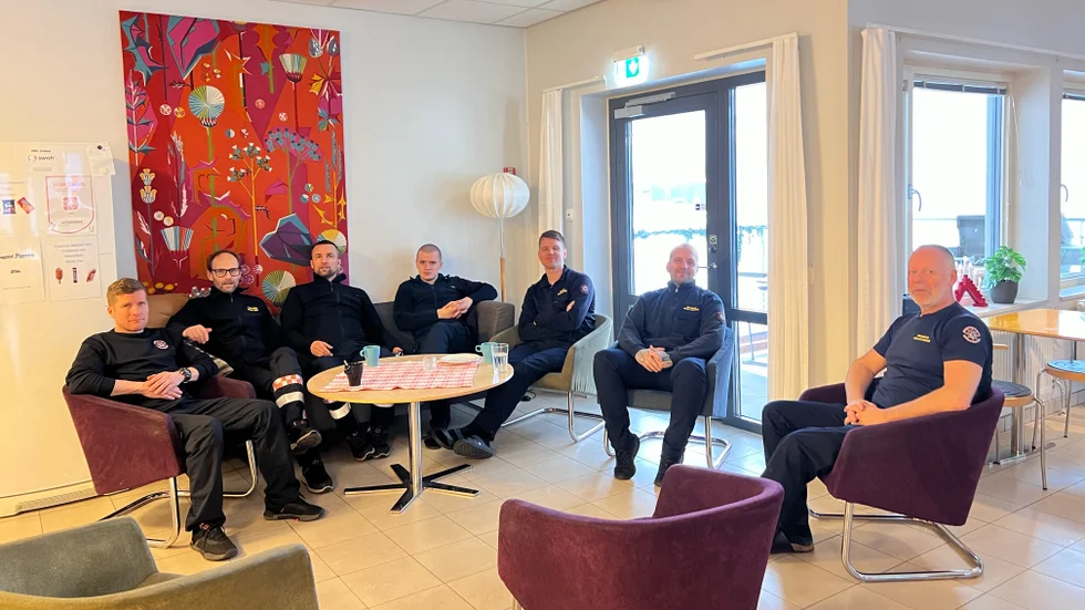 Robert Carlsson, Mikael Edén, Martin Ignell, Isak Grellsgård, Carl-Johan Räng, Pierre Iseswärd och Patrik Pettersson är de sju brandmän som arbetar annandagspasset. 