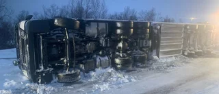 Lastbil som voltat i Abisko bärgas – begränsad framkomlighet