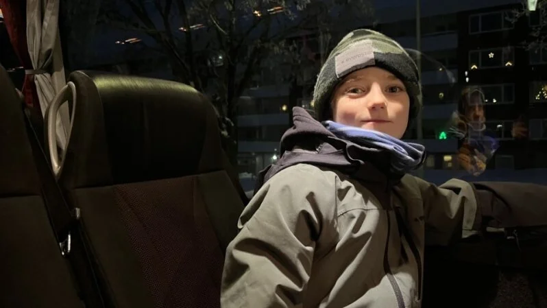 Bertils favoritämnen i skolan är matematik och gymnastik. En del dagar så brukar han och kompisen Ellen promenera till och från skolan. Här är Bertil på väg i Bandykuls egen buss till bandyträningen.