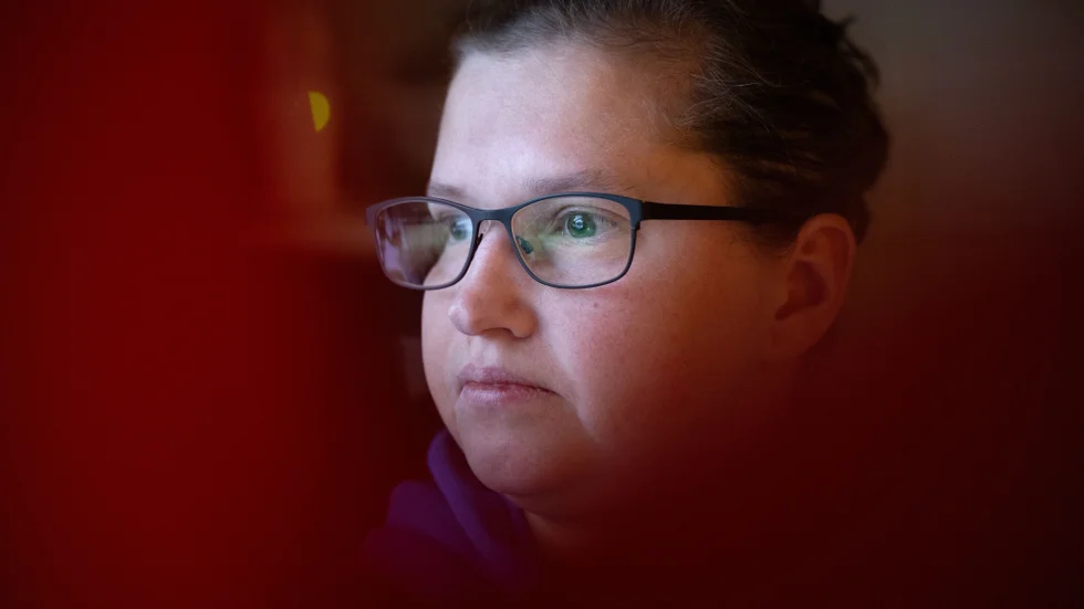 "Många har i likhet med mig redan reagerat med bestörthet och det har ordnats en namninsamling, men det förefaller som om ni i Socialnämnden är fullständigt tondöva och halsstarrigt står fast vid ert beslut", skriver insändarskribenten angående dövblinda Evelina Lindberg. (Arkivbild)