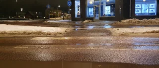 Laga asfalten vid rondellen på Kyrkogatan