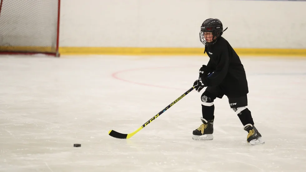 Eddie Niklasson körde stenhårt på isen. Den stora hockey-idolen heter Connor McDavid. Till vardags spelar han i Maifs lag med spelare födda 2015/16.