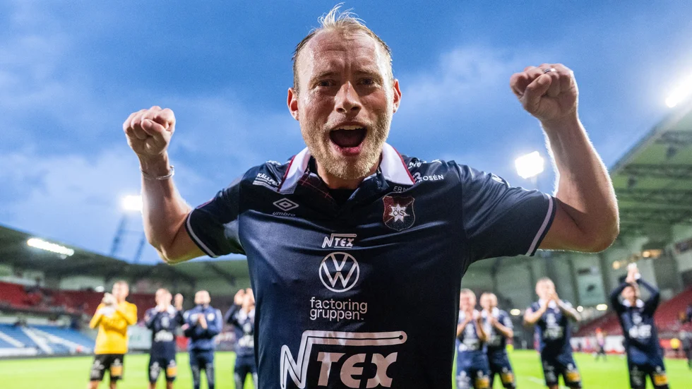 Villiam Dahlström jublar efter sitt segermål.
