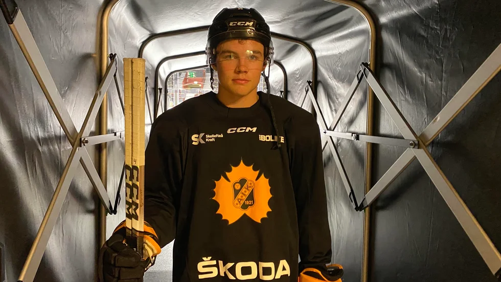 Axel Sandin Pellikka har inför den här säsongen blivit av med gallret och är nu redo att visa vad han går för i powerplay. ”Jag ska ta chansen”, säger backtalangen.