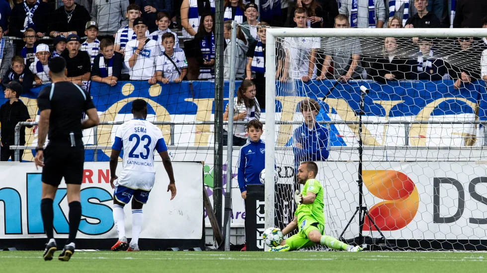 Oscar Jansson gör en av sina två spektakulära räddningar före pausen.