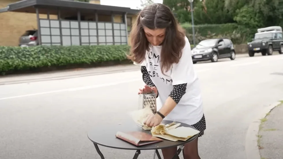 Konstnären Firoozeh Bazrafkan strimlade sönder en koran med ett rivjärn under ett performanceverk. Hon har även tidigare tidigare använt Koranen i sin konst.
