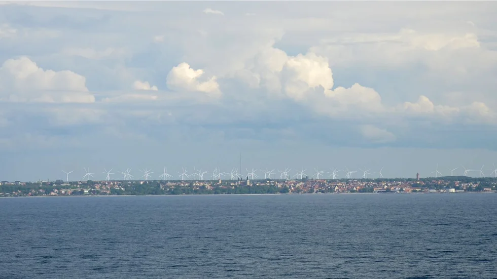 En visualisering av vindkraftverken med bild tagen från en av Gotlandsfärjorna strax utanför Visby hamn. Visualiseringen är gjord med programmet WindPro
från tillverkaren Emd (ett standardprogram för bl a bullerberäkningar och visualisering).