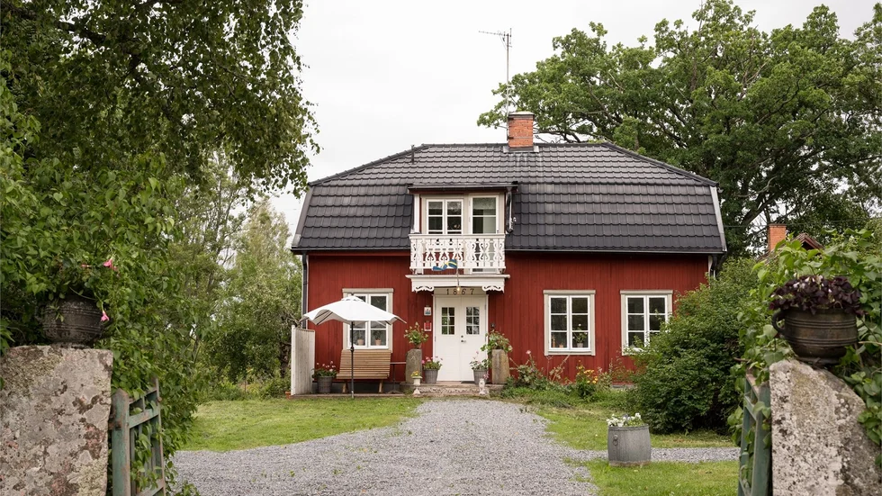 Den populära villan ligger mitt emellan Enköping och Västerås.