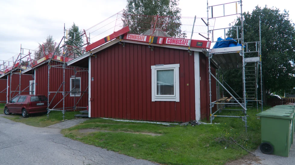 Enligt John Ohlsson ska taken på fastigheterna vara reparerade under den här säsongen.