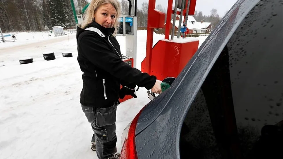 Sanna Ehrngren som bor i Godegård vill helst se att affären finns kvar. "Om den försvinner får man ju planera på ett annat sätt" säger hon.