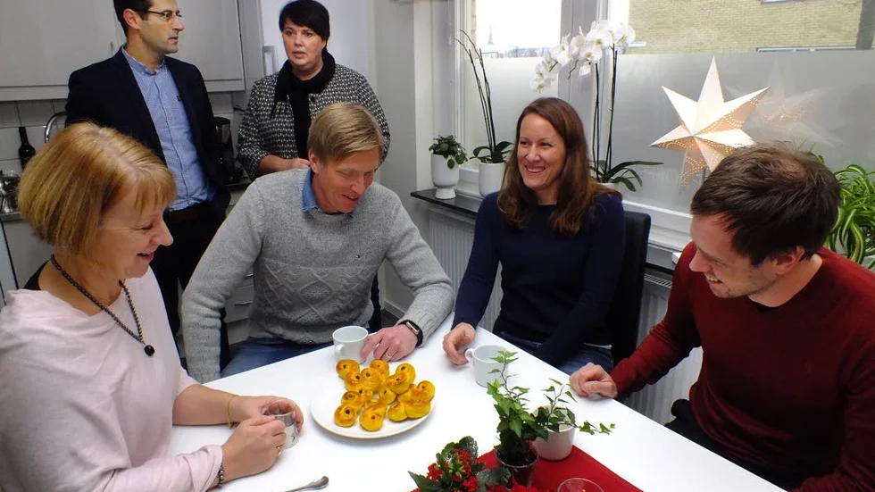 SEB:s Cecilia Hagman och Malin Sehlberg och Jens Karlmark från Motek Revision hade en trevlig fikastund med Göran Ekh på Öppet hus-dagen.