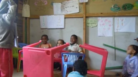 <7GT_Bildrubrik>Teater</7GT_Bildrubrik>. "Tre små grisarna" sätts upp av barnen på Hope center. foto: privat