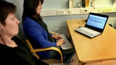 Skrivtolkning. Ann Kari Gardell och Eva Enblom visar hur det kan se ut när skrivtolkar arbetar för att hjälpa hörselskadade vid möten och sammankomster. Eva Enblom skriver ner vad som sägs på ett löst tangentbord och den hörselskadade kan på skärmen läsa och förstå.