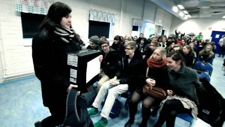 <7GT_Bildrubrik>först</7GT_Bildrubrik>. Emelie Ahlqvist var en av alla de elever som i går fick motta en egen dator.