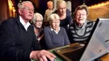 <7GT_Bildrubrik>NÄTMÖTE. </7GT_Bildrubrik>Ola Mehlqvist, Lilian Wictorén, Bemgt Holmström, Margit Söderberg, Karin Bengtsson och Kerstin Kjellin studerar Gutamålsgillet ordlista på nätet.
