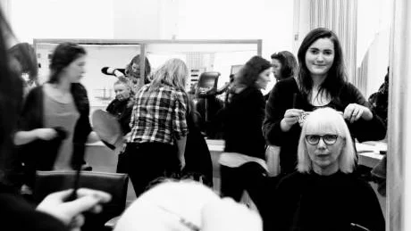 Stort intresse. Det råder full aktivitet i Guteskolans lokaler när frisöreleverna tar emot kunder. Maja Pettersson klipper Helen Magnusson. Att även Donnergymnasiet får starta en frisörsutbildning tycker Maja Petterson innebär onödig konkurrens.Foto: Henrik Radhe