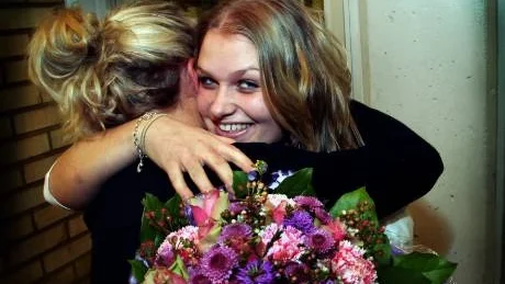 Gotlands lucia. Camilla Hansson från Burgsvik kramar om blivande reskamraten Therese Kroon. När all uppståndelse är över tar de båda Transibiriska järnvägen till Kina, och blir borta i tre månader.FOTO: HENRIK RADHE
