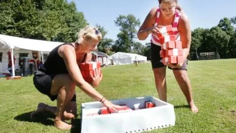 Förbereder. Bibbi Olsson och Sofie Nyquist börjar ställa upp kubbar till en av de 66 spelplanerna. "Vi hoppas att vi har kubb-spel så det räcker", skrattar Bibbi Olsson.
