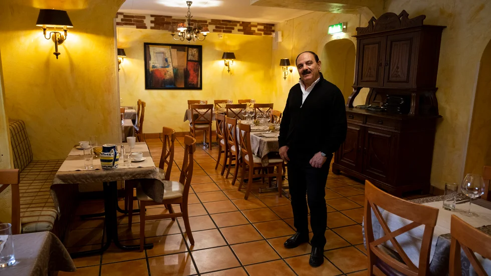 "I varje hörn av den här restaurangen har jag ett minne". Alireza Mollaei har varit sitt Parisien troget i 36 år. Men nu har han beslutat sig för att sälja restaurangen.