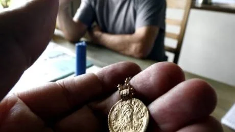Guldmynt. Detta är en kopia på ett romerskt guldmynt som hittats på Bengt Jakobssons mark och som han ännu inte fått ersättning för.