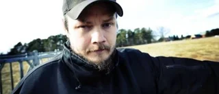 Han jobbar som fågelskrämma