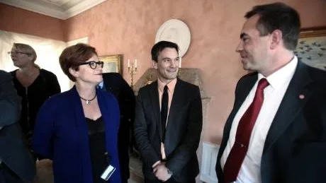 <7GT_Bildrubrik>Lunchträff. </7GT_Bildrubrik>Landshövding Cecilia Schelin Seidegård hade Gustaf Hoffstedt (M) och Christer Engelhardt (S) över på lunch i går. Färjetrafiken var ett givet samtalsämne.