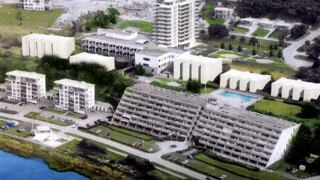 <7GT_Bildrubrik>Skiss.</7GT_Bildrubrik> Höghuset planeras intill entrén till nuvarande Snäckhotellet. Planer finns också för ytterligare fem byggnader, i vitt på skissen, men deras utformning är inte bestämd ännu. Bara höghuset har i nuläget bygglov.Illustration: White arkitekter/Hökerum bygg AB