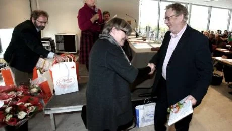 <7GT_Bildrubrik>veteran</7GT_Bildrubrik>. Äldste ledamot Bror Lindahl (FP), 75 år, får en bok som tack för 28 fullmäktigeår, men han kommer att finnas kvar även nästa period, på avbytarbänk.