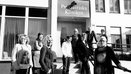 Barnen i fokus. I syfte att förebygga ohälsa hos barn har personal inom öppen- och slutenvården lärt sig en ny samtalsmetod som omfattar hela familjen.foto: henrik radhe
