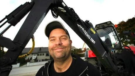 <7GT_Bildrubrik>GLAD</7GT_Bildrubrik>. Stefan Lindby och hans bolag har på nytt utsetts till årets gotländska gasellföretag av tidningens Dagens Industri. Väg och Byggnadsgrus på Gotland AB prisades även 2006 och 2007.