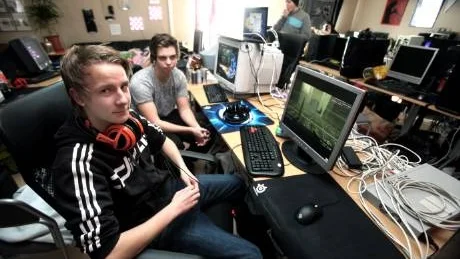 Tim Svensson,16, spelar krigsspelet, Counter-Strike, som är det populäraste spelet och ett av de största datorspelen i världen, som även spelas på professionell nivå.Foto: Bengan Zettergren