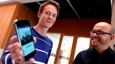 Vinnare. Martin Duveborg och Jonas Bolin har hittat en lösning på hur man kan använda sin telefon och ta fram bilder från gamla kulturarv och samtidigt lägga in nya. Foto: Henrik Radhe