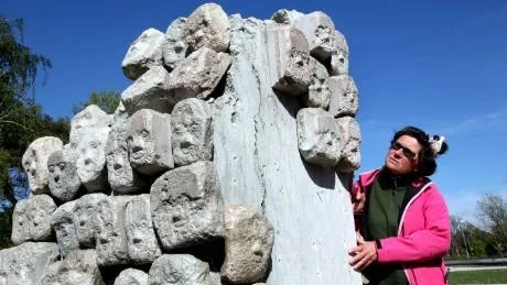 Vandalisering. Bildhuggare Cecilia Carléns monumentala kalkstensobjekt på Väskinde skolgård är ett av de skadade verken.Foto: Henrik radhe