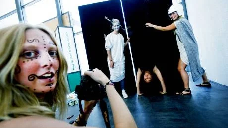 <7GT_Bildrubrik>Porträtteras. </7GT_Bildrubrik>Maja Göthberg fotograferar klasskompisarna Emma Talén, Sara Eld och Emelie Jakobsson inför studenten. Bilderna som tas ska sättas upp i och på studentvagnen.