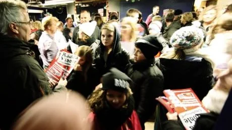 Fullt hus. Fler än vad som fick plats inomhus kom till onsdagskvällens stormöte på Vibble ungdomsgård.  Den 17 november marscherar Vibbleborna till politikerna på Visborg för att protestera mot nedläggningsbeslutet av Vibble fritidsgård. Foto: Rolf Jönsson