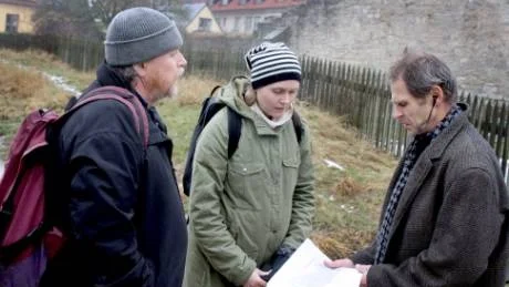 <7GT_Bildrubrik>Kontroll.</7GT_Bildrubrik> Lars Brandt, Kristin Balksten och Jörgen Renström gjorde i går en inspektion av ringmurens östra del, från Norderport ned till Söderport. Ett antal riskområden finns utpekade.