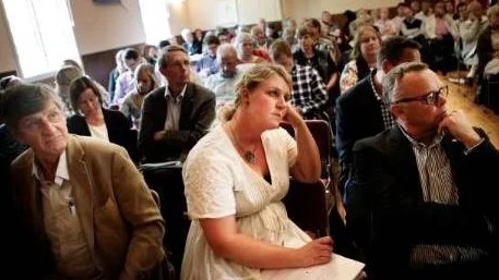 I skottgluggen. Socialnämndens ordförande Hanna Westerén fick ta emot många hårda ord när äldreboendet Pjäsen vållade het debatt i Östergarns bygdegård.FOTO: JOEL NILSSON