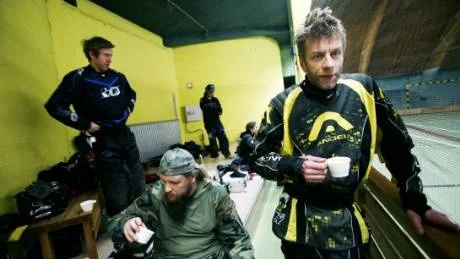 En liten kaffepaus iSlite. Närmast kameran Tony Andersson som åker till fastlandet och tävlar. Bakom honom Kenneth Anerstedt.