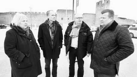 Ger inte upp. Anneli Dahlbom, Roger Hammarström, Magnus Larsson och Roland Salemark i Visby centrum går vidare till kammarrätten med överklagan om P-avgifterna.Arkivfoto: Rolf Jönsson