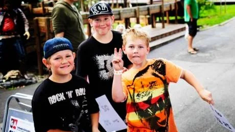 Först vinsthjul sedan bad. Bröderna Victor, Linus och tim Johansson hade kul på familjedagens många aktiviteter.
